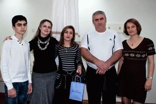 Слева направо: Родион Габуния, куратор Римма, мама и папа Родиона, Эден Гербер-мед. консультант